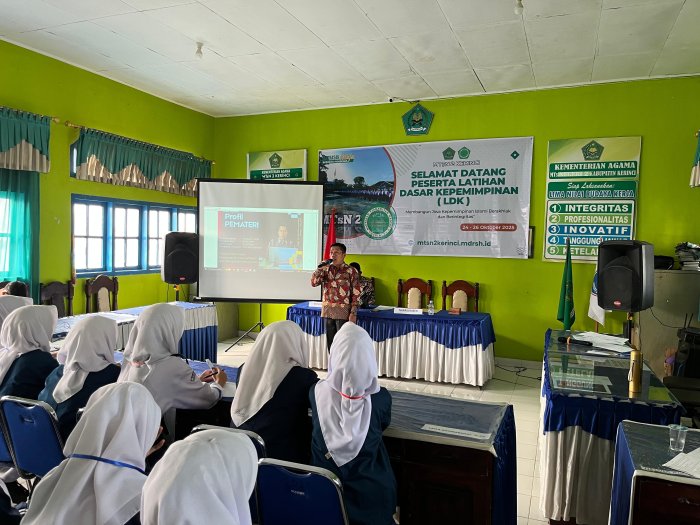Bapak Herpami, S.Pd.I Tekankan Pentingnya Teknik Memimpin Musyawarah dan Pengambilan Keputusan dalam LDK Hari Kedua
