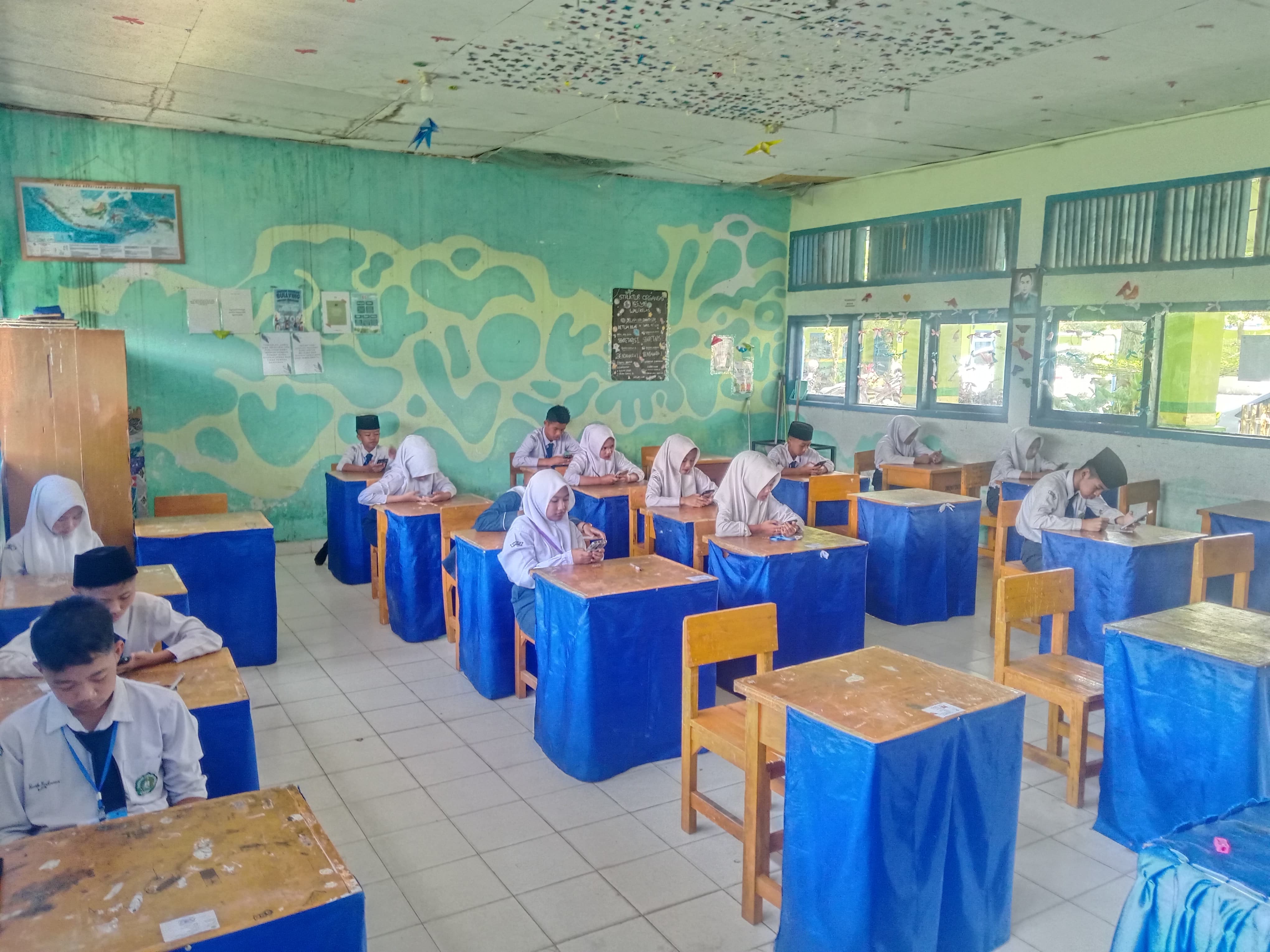 Hari Kedua Ujian Madrasah Kelas IX di MTsN 2 Kerinci Berjalan Lancar