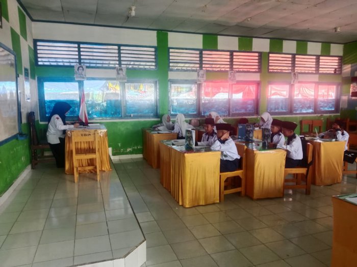Ibu Mila Andriyani Terapkan Metode Interaktif di MTsN 2 Kerinci