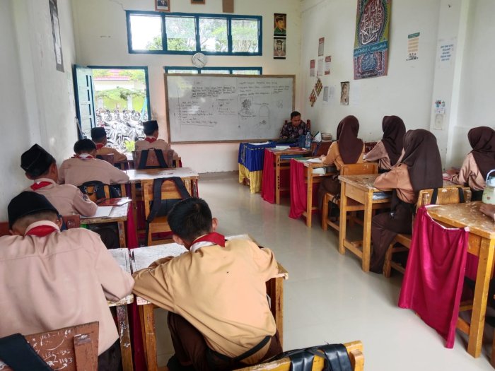 Siswa MTsN 2 Kerinci Asah Kreativitas di Kelas Seni Prakarya