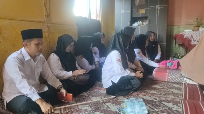 Doa dan Kepedulian Mengalir, MTsN 2 Kerinci Besuk Orang Tua Guru yang Sedang Ujian Sakit