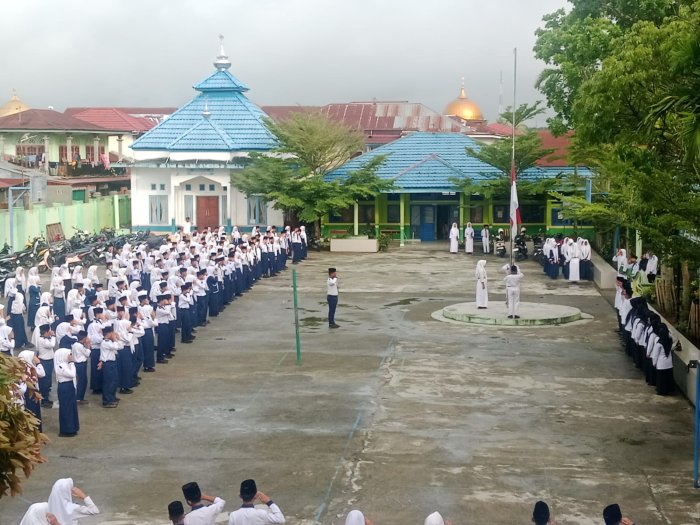 Kelas 8E MTsN 2 Kerinci Sukses Jalankan Tugas Upacara