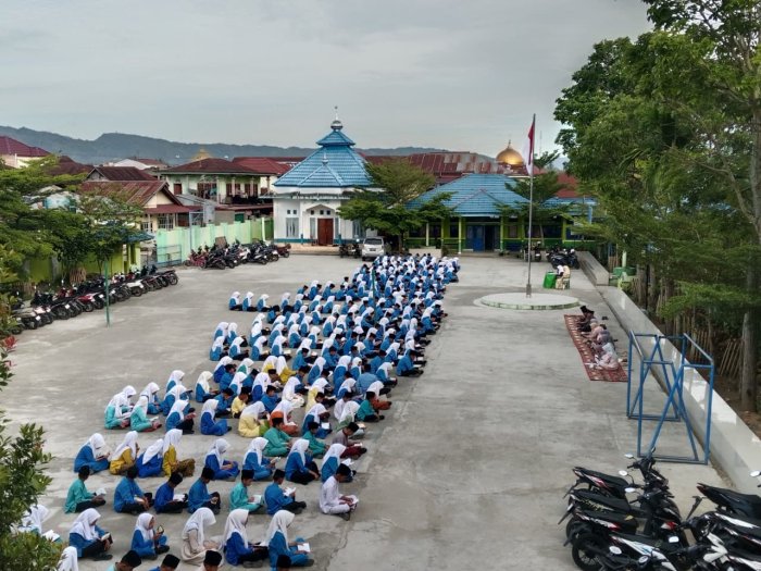 Kelas 7A Pimpin Kegiatan Yasinan Bersama di Lapangan MTsN 2 Kerinci