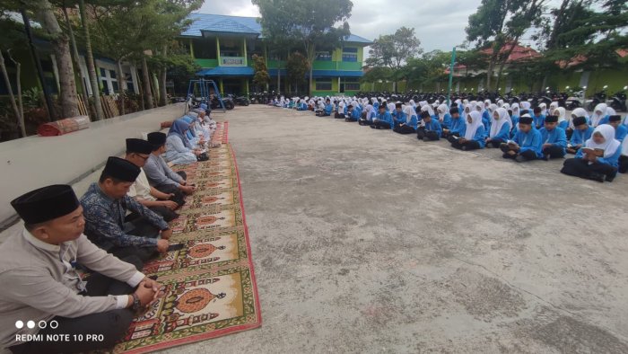 Menumbuhkan Keimanan Melalui Yasinan Bersama di Lapangan MTsN 2 Kerinci