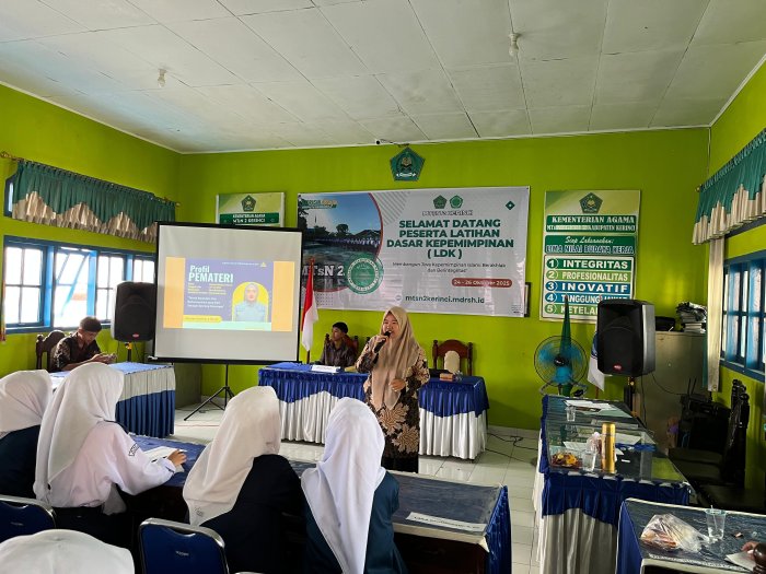 Pemateri Keempat: Ibu Anesya Naveria, S.Pd, Gr dgn TemaTeknik Berpidato dan Komunikasi yang Baik bagi Seorang Pemimimpin