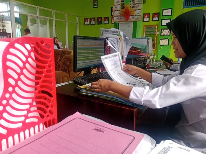 Operator MTsN 2 Kerinci Melaksanakan Validasi Data Siswa Kelas 9