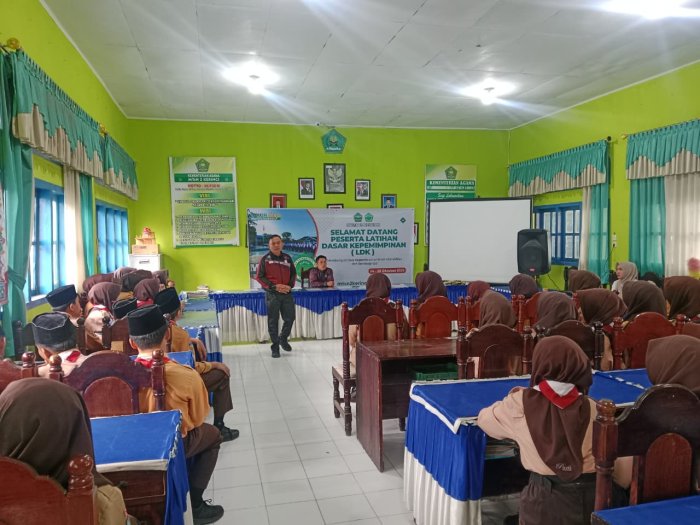Panitia Pelaksana Beri Arahan Persiapan Pelaksanaan LDK untuk Pengurus OSIM, Pramuka, dan UKM Baru di MTsN 2 Kerinci
