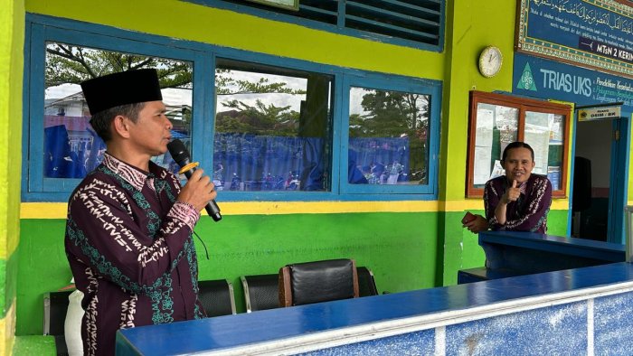 Guru Piket MTsN 2 Kerinci Tingkatkan Pengawasan Siswa