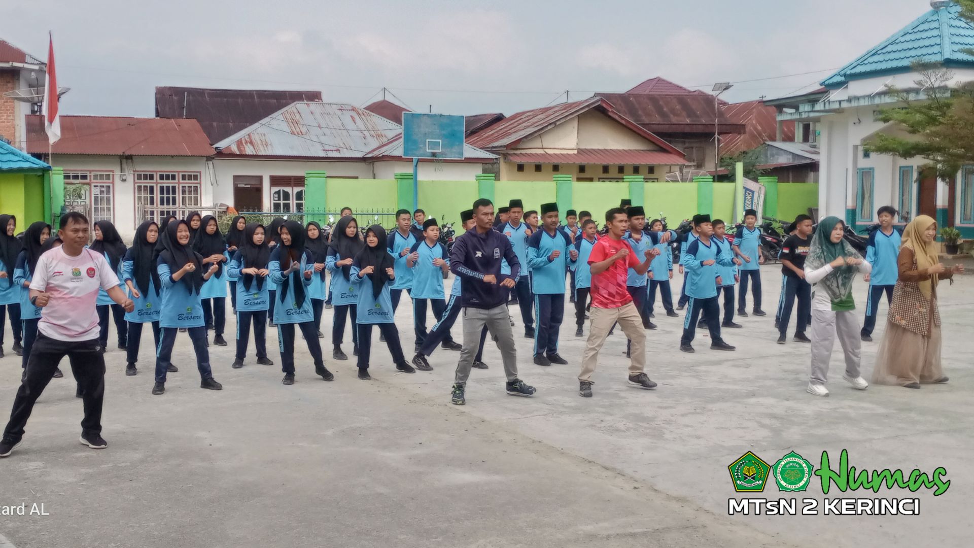 Meningkatkan Kesehatan dan Kebugaran: MTsN 2 Kerinci Gelar Senam Siginjai untuk Para Siswa