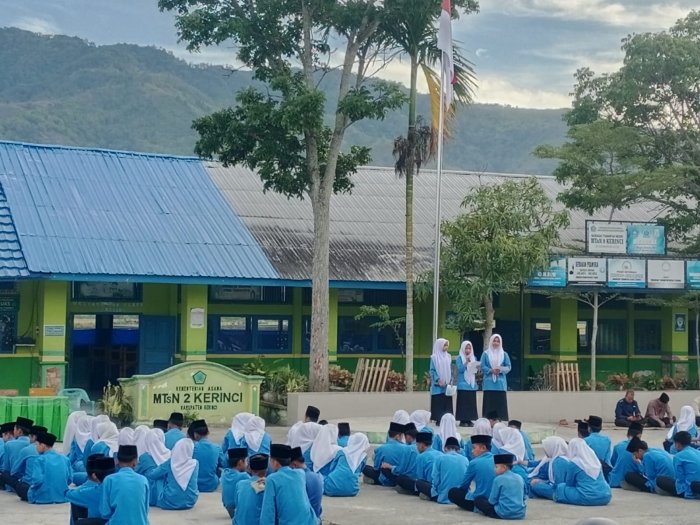 Tiga Siswi MTsN 2 Kerinci Tampilkan Syarhil Quran Dengan Khidmat