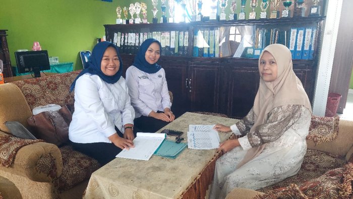 Verifikasi Data PKH oleh Petugas Kemensos Kecamatan Air Hangat di MTsN 2 Kerinci