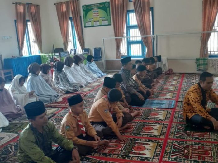 Kelas 9E MTsN 2 Kerinci Laksanakan Sholat Zhuhur Berjamaah dan Kultum untuk Tingkatkan Keimanan