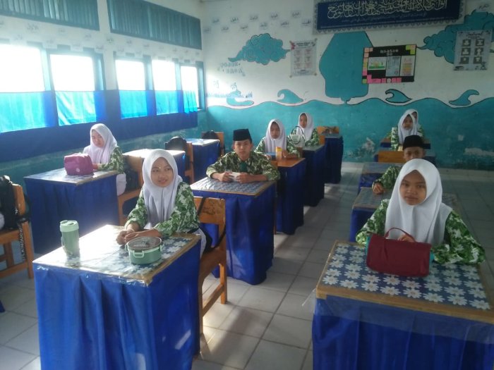 Siswa -Siswi MTsN 2 Kerinci membawa Peralatan Buat Makan Dan Minum Untuk Menjaga Kebersihan Madrasah