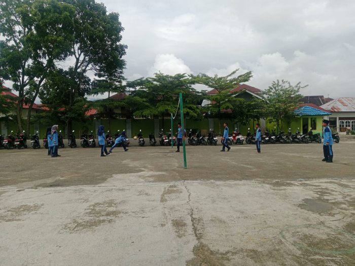 Siswa MTsN 2 Kerinci Latihan Bola Voli di Madrasah
