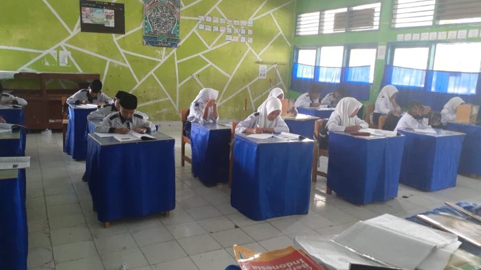 Bapak Indrifiadi, S.Ag. Mengajar dengan Penuh Semangat Mata Pelajaran Al-Quran dan Hadis