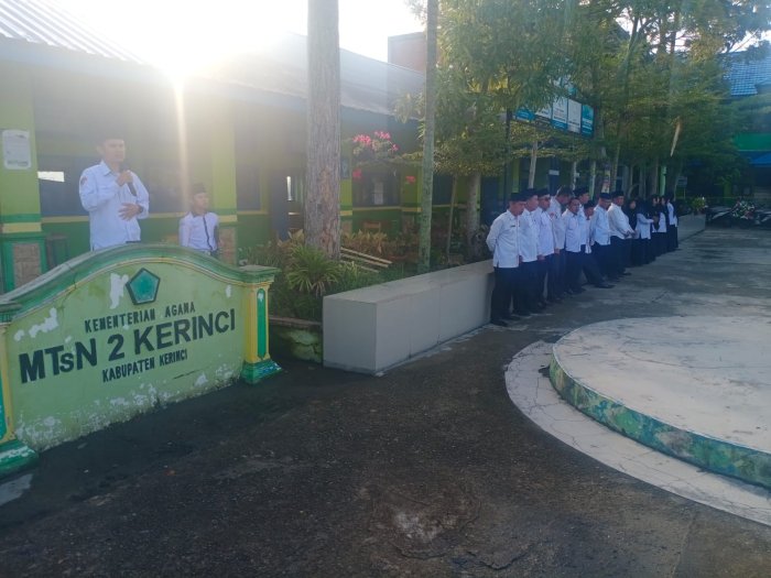 Upacara Bendera Perdana Usai Lebaran di MTsN 2 Kerinci