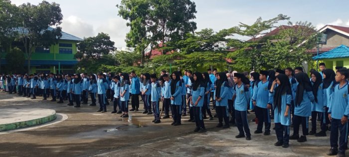 MTsN 2 Kerinci Gelar Gotong Royong dalam Gerakan Kemenag Aman, Sejuk, Rindang, dan Indah