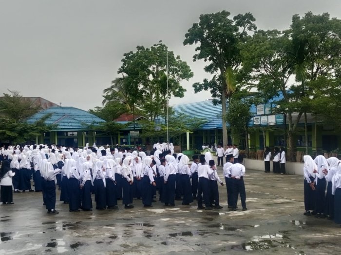 Guru Piket Jaga Ketertiban Siswa Jelang Upacara di MTsN 2 Kerinci