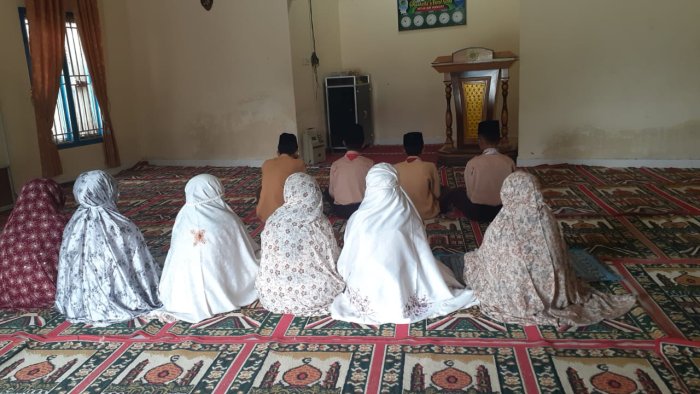 Siswa Kelas 8A Laksanakan Sholat Zhuhur Berjamaah dan Kultum di Musholla Nurul Ilmi