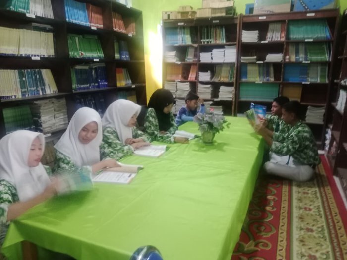 Siswa-Siswi MTsN 2 Kerinci Manfaatkan Perpustakaan Usai Ujian Mid