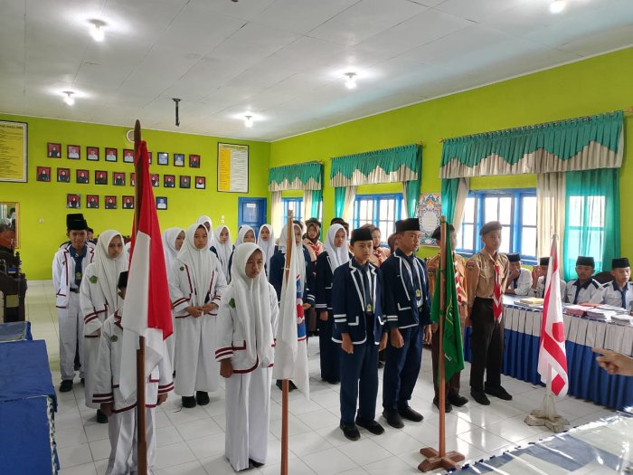 Resmi Dilantik! Pengurus OSIM, Pramuka, dan UKM MTsN 2 Kerinci Siap Lanjutkan Estafet Kepemimpinan