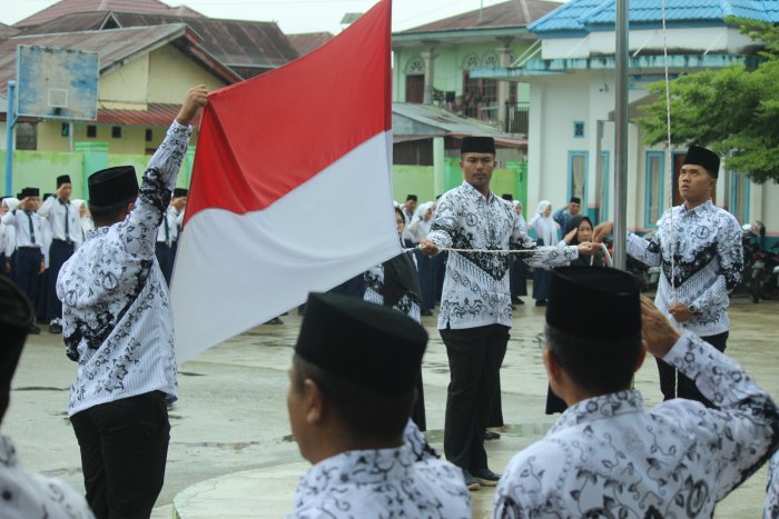 Upacara Bendera Dalam Rangka Memperingati Hari PGRI Yang Ke 80 Di MTsN 2 Kerinci