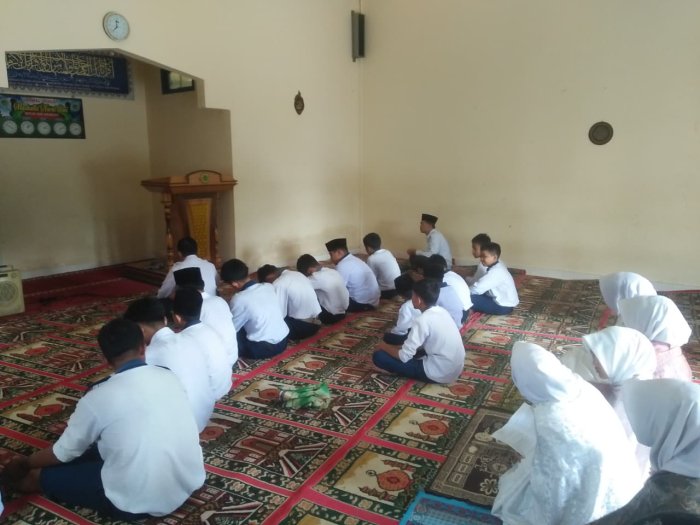 Siswa MTsN 2 Kerinci Rutin Sholat Berjamaah di Sekolah
