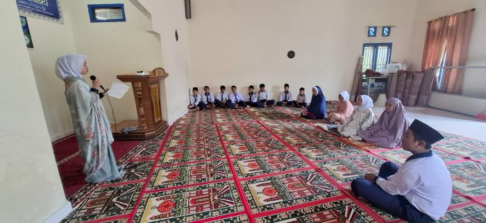 Siswa Kelas 9B MTsN 2 Kerinci Gelar Sholat Berjamaah dan Kultum