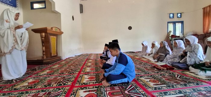 Siswa Siswi Kelas 7C MTsN 2 Kerinci Laksanakan Sholat Zhuhur Berjamaah dan Kultum