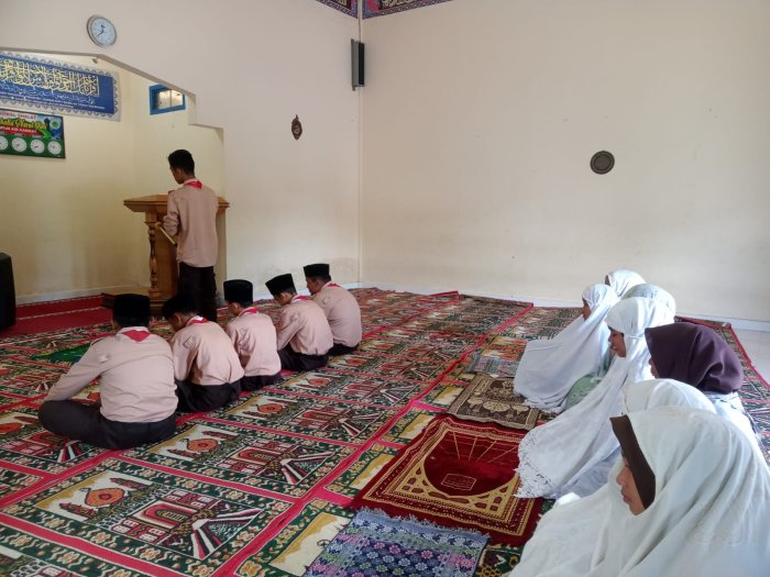 Siswa Kelas 8E Laksanakan Sholat Zuhur Berjamaah dan Kultum di Musholla Nurul Ilmi MTsN 2 Kerinci