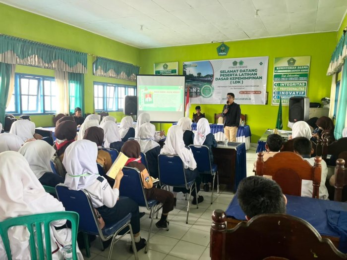 Pemateri Ketiga LDK: Bapak Edo Yuliandra, S.Si., M.Pd. Kupas Tuntas Teknik Penulisan Surat, Proposal, dan (LPJ).