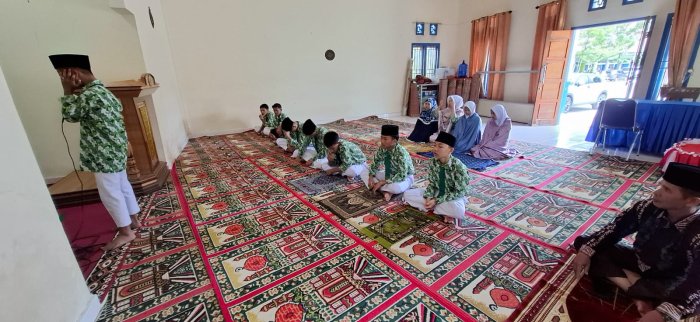 Kelas 9D MTsN 2 Kerinci Tingkatkan Keimanan Melalui Sholat Berjamaah dan Kultum di Musholla Nurul Ilmi
