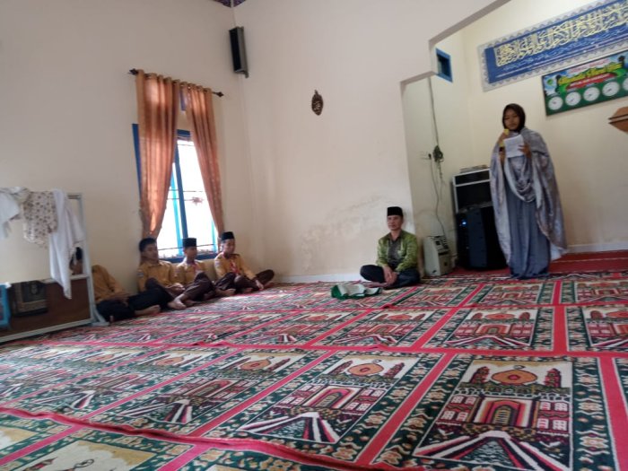 Siswa Kelas 9C MTsN 2 Kerinci Laksanakan Sholat Berjamaah dan Kultum