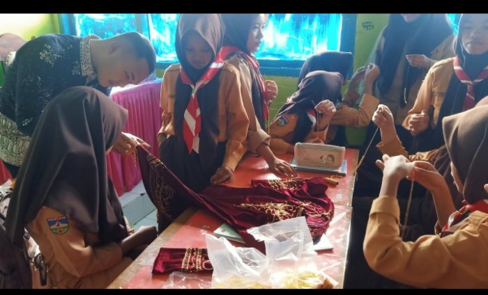 Siswa MTsN 2 Kerinci Tunjukkan Kreativitas dalam Praktek Menjait untuk Mempercantik costum