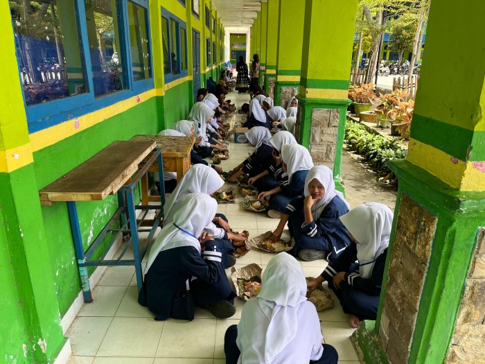 Peserta LDK MTsN 2 Kerinci Nikmati Makan Siang Bersama