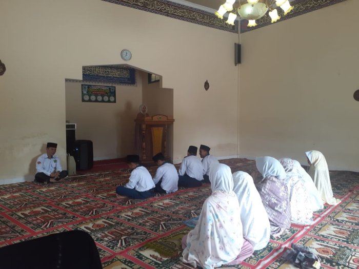 Siswa MTsN 2 Kerinci Laksanakan Shalat Zhuhur Berjamaah dilanjutkan kultum