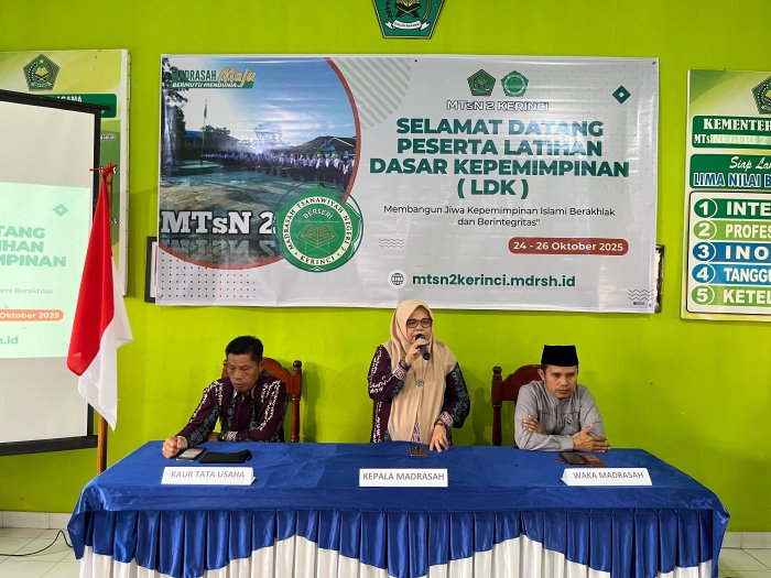 Kepala Madrasah MTsN 2 Kerinci Beri Materi Kepemimpinan dan Manajemen pada Peserta LDK