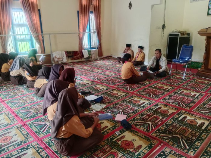 Bapak Eka Erpahmi, S.Pd.I, M.Pd.I Bimbing Siswa Siswi MTsN 2 Kerinci dalam Setoran Hafalan Doa Setelah Sholat