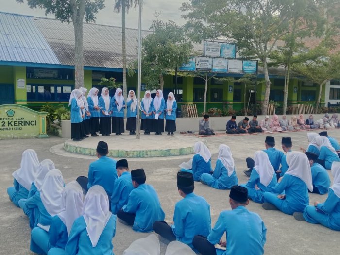 Siswi Kelas 8 MTsN 2 Kerinci Tampilkan Asmaul Husna Gabungan Setelah Kegiatan Yasinan
