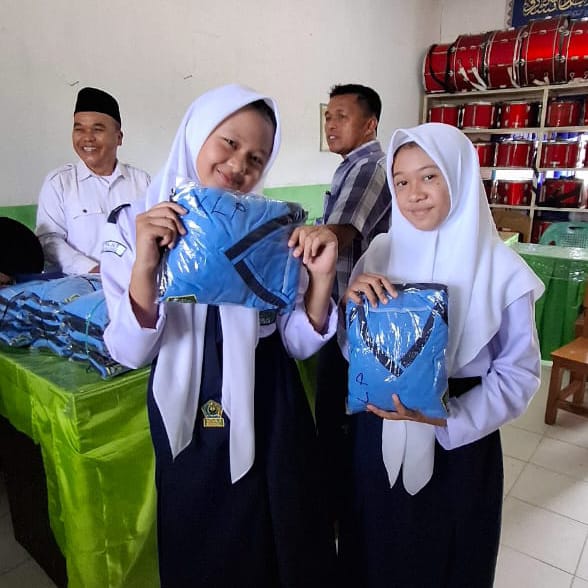 MTsN 2 Kerinci Bagikan Seragam Olahraga untuk Siswa kelas 7