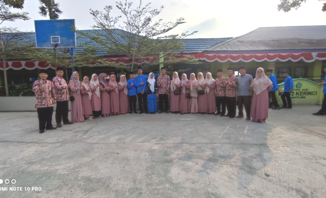 Pelepasan Keberangkatan Siswa MTsN 2 Kerinci Mengikuti Kompetisi Sains Madrasah Tingkat Nasional (KSM) 2024 di Maluku Utara, Ternate