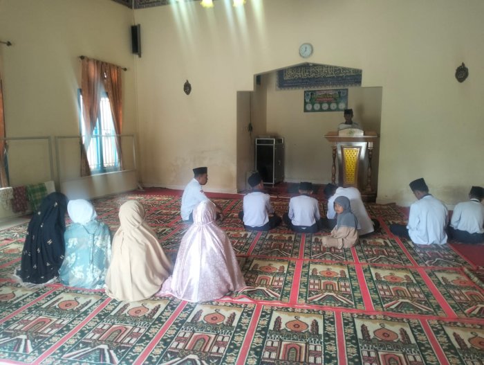Kelas 8 E MTsN 2 Kerinci Laksanakan Sholat Berjamaah