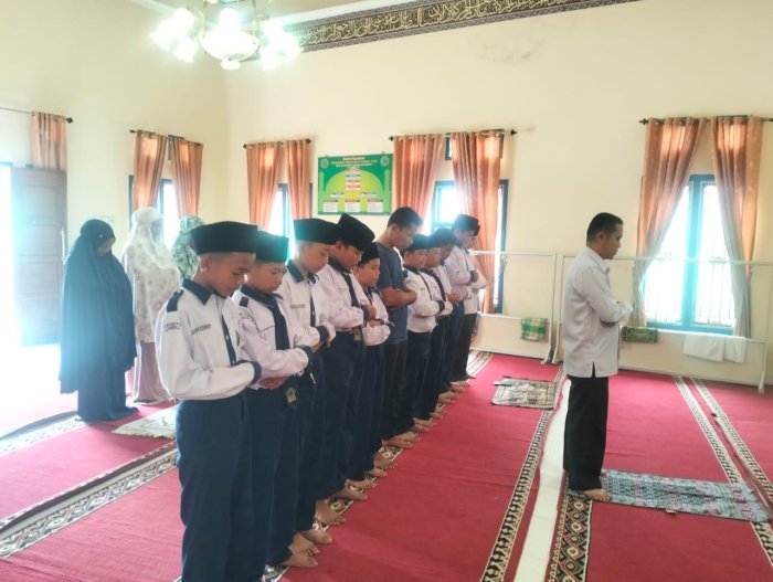 MTsN 2 Kerinci Rutin Gelar Sholat Dzuhur Berjamaah