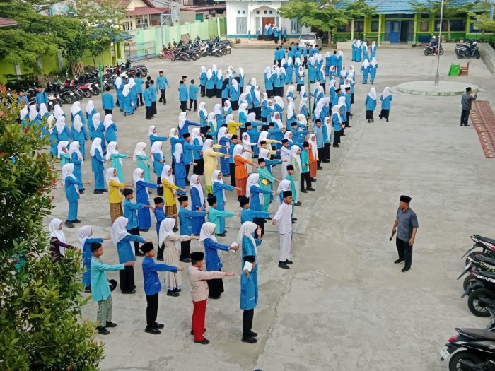 Guru Piket MTsN 2 Kerinci Laksanakan Tugas Ketertiban Sebelum Pelaksanaan Yasinan Bersama