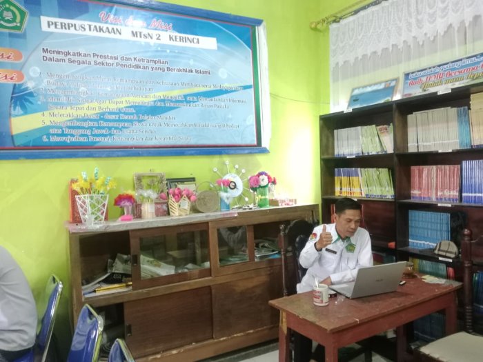 Guru MTsN 2 Kerinci Dorong Minat Baca Siswa Lewat Program Literasi