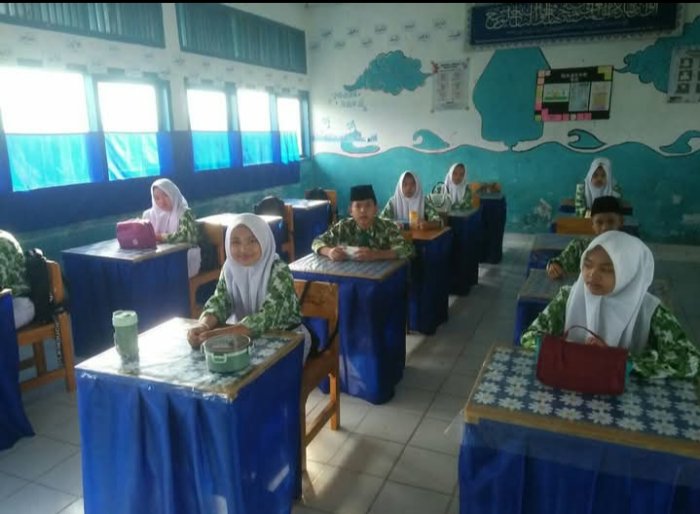 Dari Madrasah untuk Lingkungan: Siswa MTsN 2 Kerinci Kurangi Sampah Plastik Jajanan Lewat Tempat Bekal Sendiri