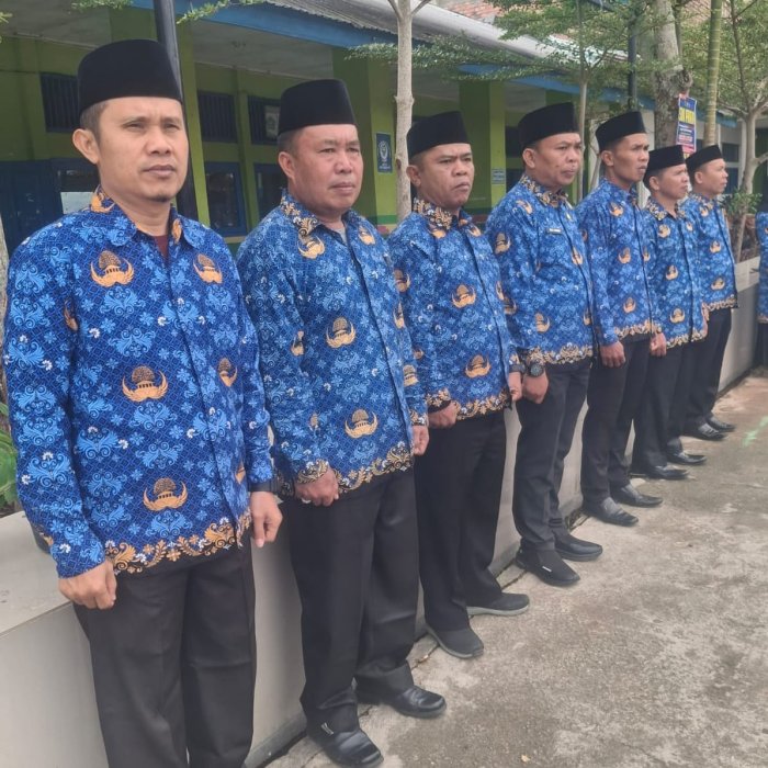 Guru MTsN 2 Kerinci Ikuti Upacara Bendera Hari Kesadaran Nasional