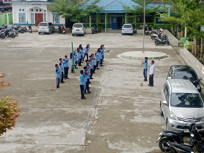 Siswa Kelas 8E MTsN 2 Kerinci Lakukan Pemanasan Sebelum Olahraga