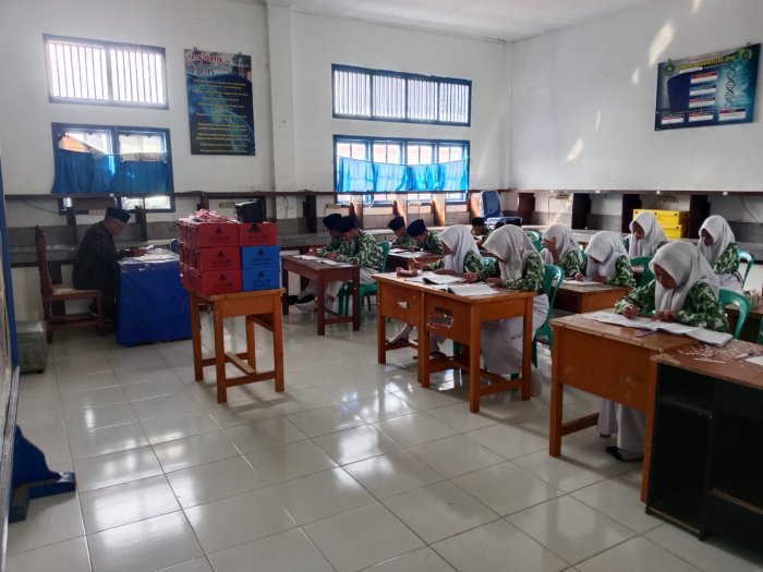 Siswa Kelas 8D MTsN 2 Kerinci Praktik IPA di Laboratorium