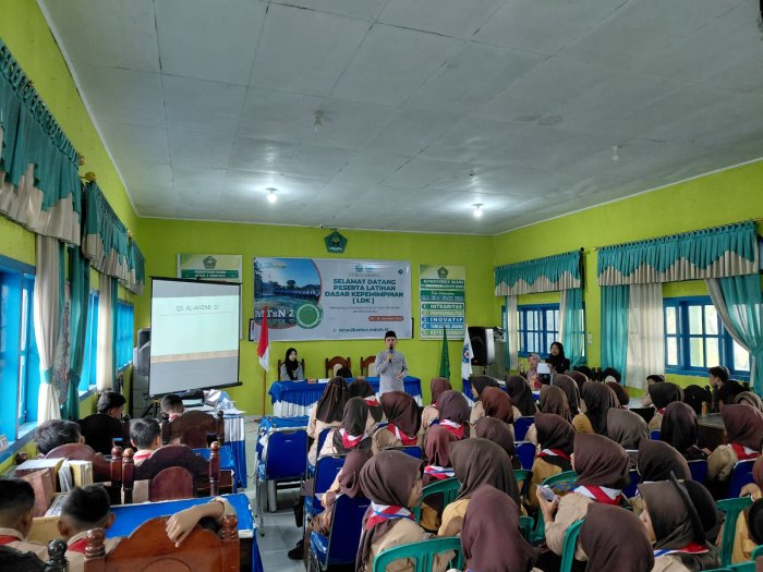 Bapak Eka Erpahmi, S.Pd.I., M.Pd.I. Berikan Materi Leadership Rasulullah kepada Peserta LDK MTsN 2 Kerinci